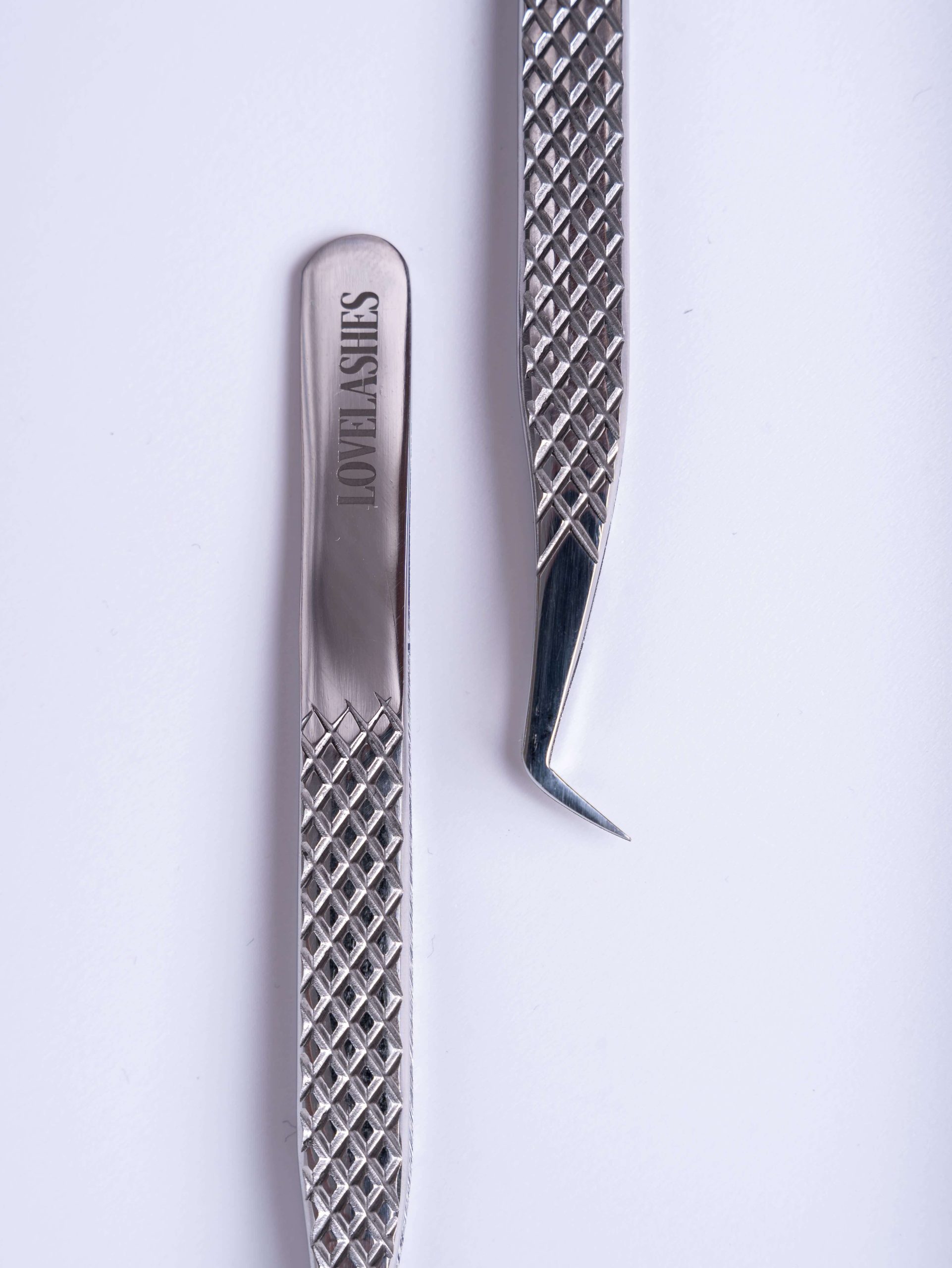 Pinceta za volumen L1, idealna za kreiranje volumenskih snopova i precizno nanošenje ekstenzija trepavica